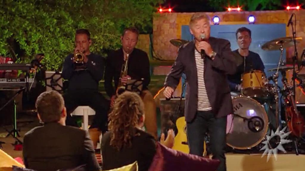 Jan Keizer verrast collega's met Britney-imitatie