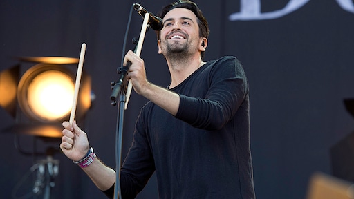 Dotan zit naast Dotan-fan in vliegtuig: 'Ze heeft niets door'
