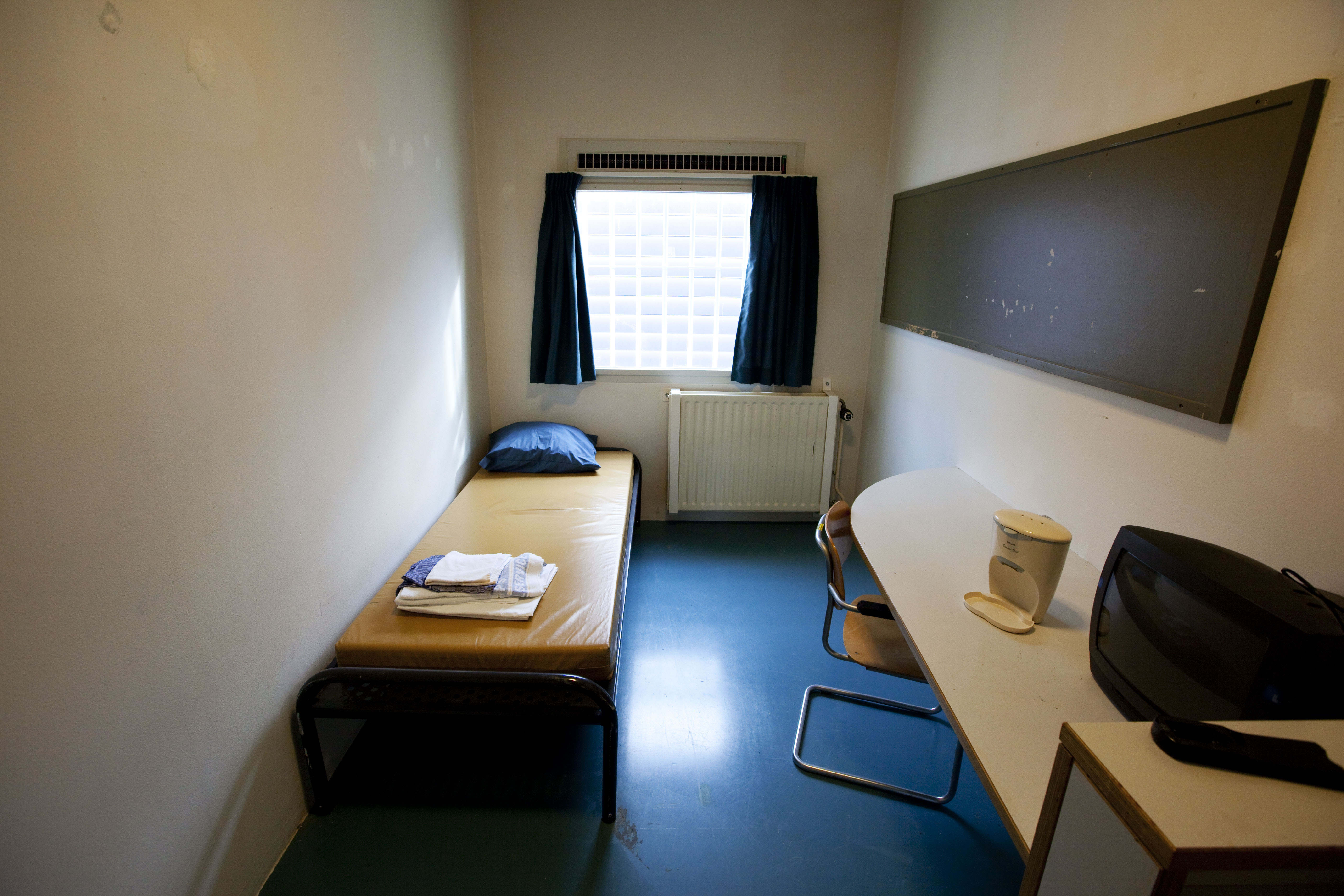 Condooms voor gevangenen PI Alphen beschadigd door medewerker