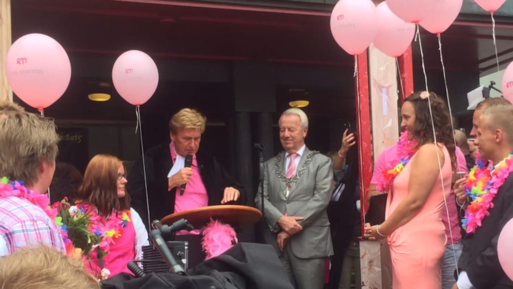 Henny Huisman trouwt 25 homostellen