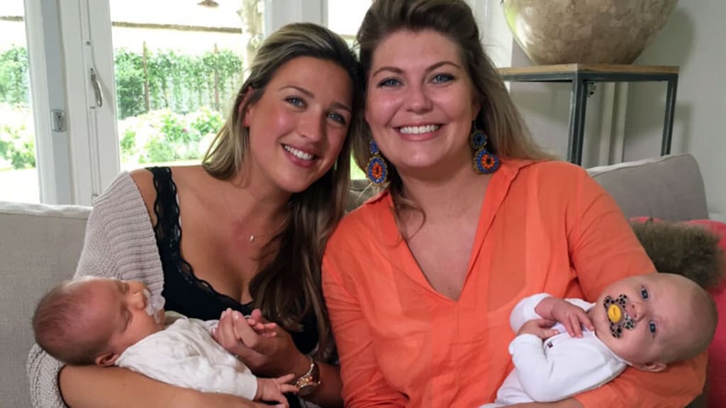 Gooische Meisjes dolgelukkig met zoontjes