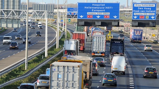 Honderden appende vrachtwagenchauffeurs betrapt vanuit touringcar
