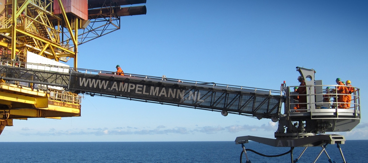 Ampelmann boekt succes met loopbruggen op zee