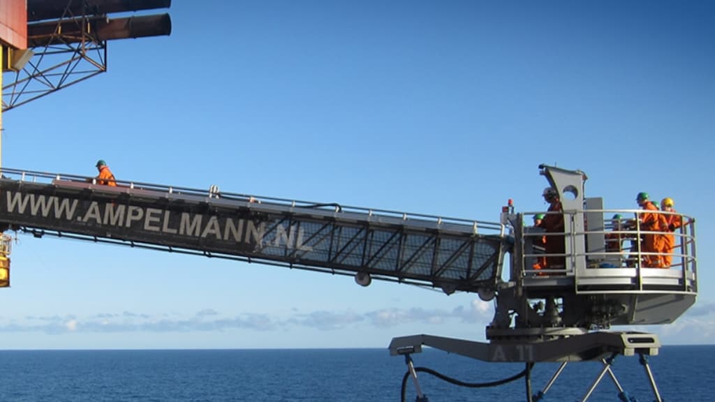 Ampelmann boekt succes met loopbruggen op zee