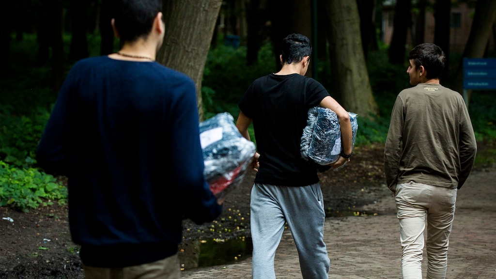 'IND stuurde criminele vreemdelingen niet weg: te duur, te tijdrovend'