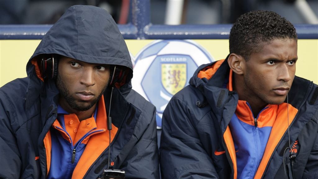 Mendes da Silva (r) als speler van Oranje, naast Ryan Babel.