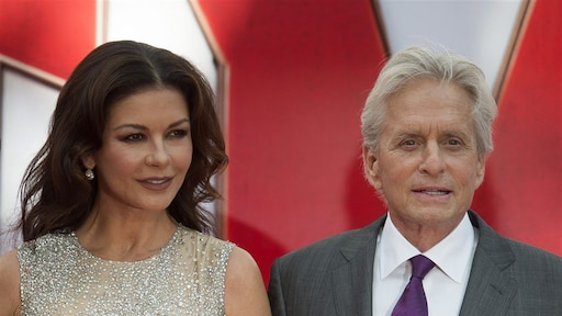 Catherine Zeta-Jones viert 15e trouwdag