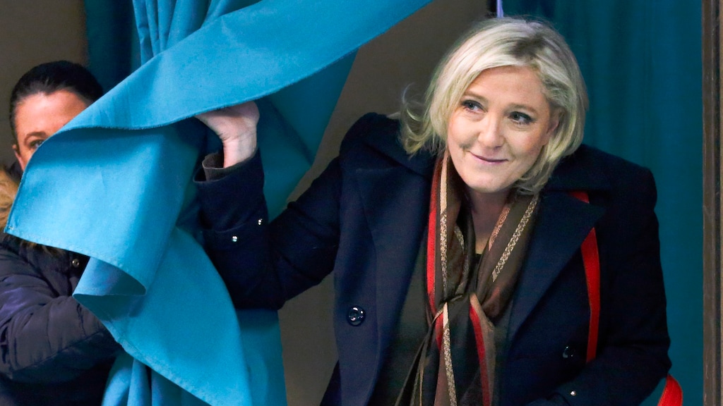Le Pen brengt haar stem uit