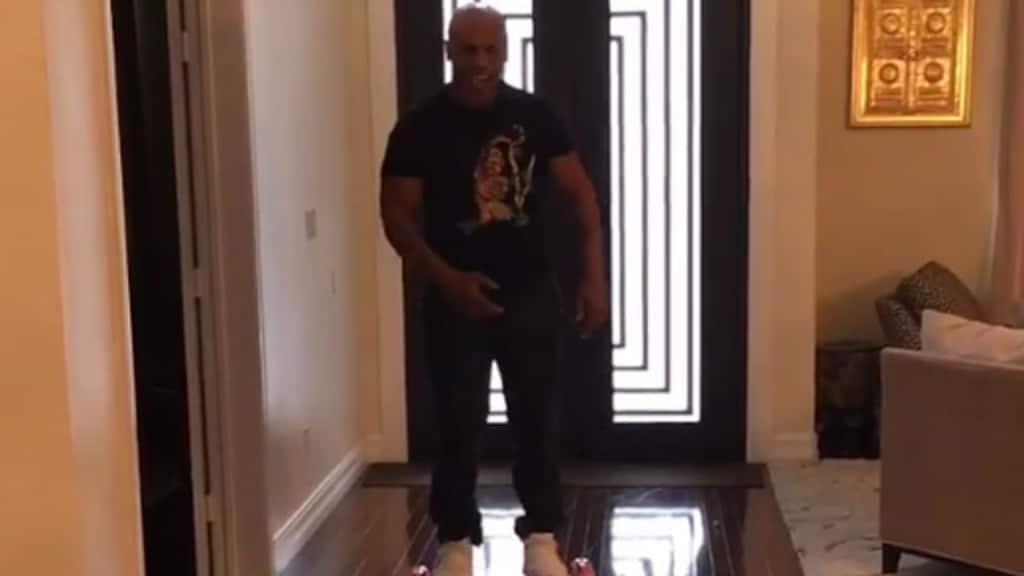 Video: Mike Tyson maakt pijnlijke smak op hoverboard