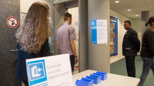 Rijscholen laten met trucjes tienduizenden cursisten slagen voor theorie-examen