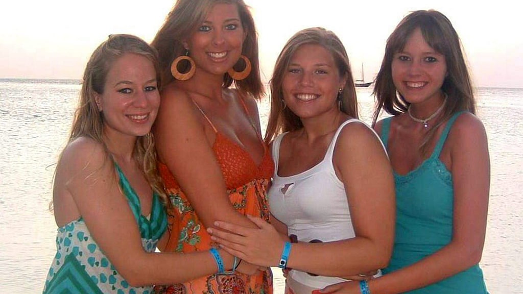 Natalee Holloway (links) met haar vriendinnen op Aruba.