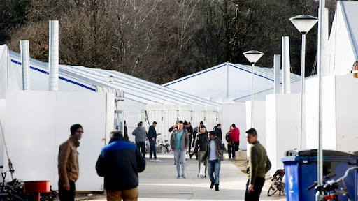Kabinet wil mega-noodopvang asielzoekers in tenten, sporthallen en schepen