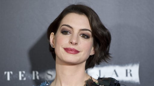 Anne Hathaway hint op derde Princess Diaries-film