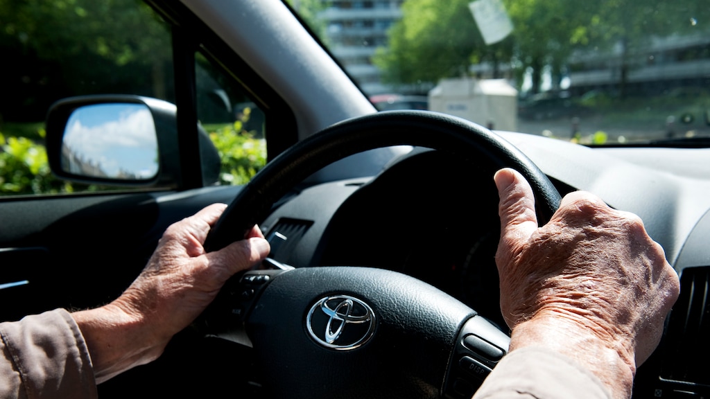 'Levensgevaarlijk: mijn vader had alzheimer, maar mocht gewoon autorijden'