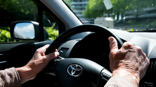 'Levensgevaarlijk: mijn vader had alzheimer, maar mocht gewoon autorijden'