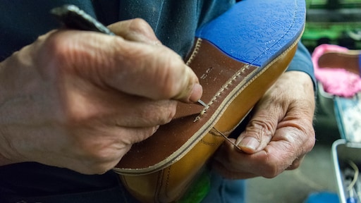 Leer, pek en schoenpoets: Nederlands laatste schoenfabriek