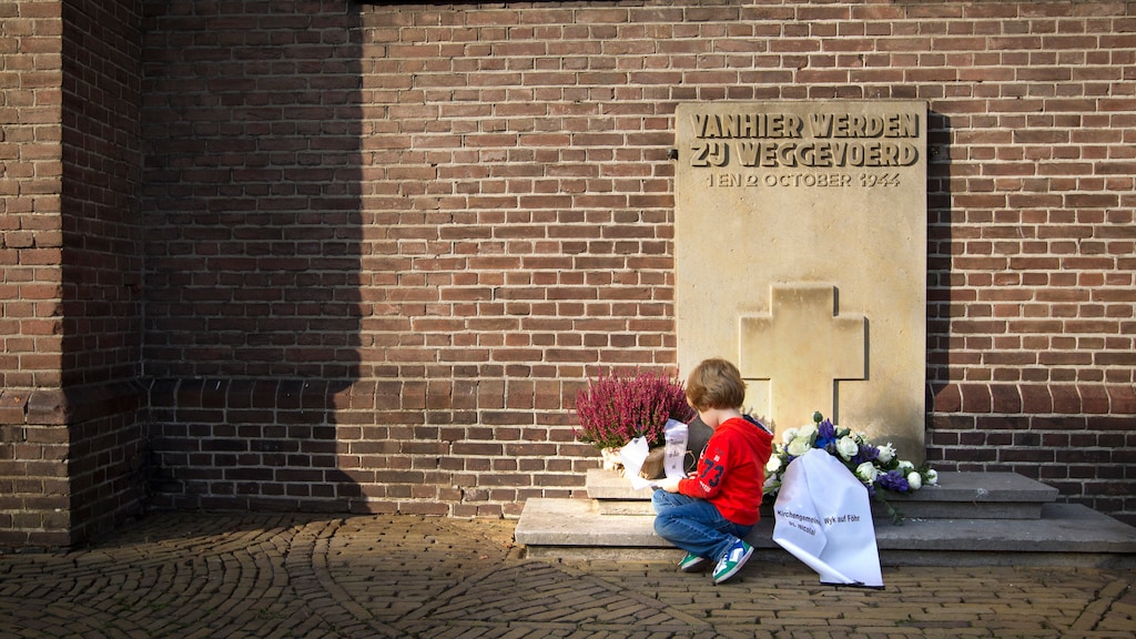 71 jaar na het concentratiekamp, krijgt Cor eindelijk de brieven van zijn vrouw