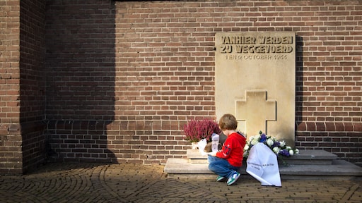 71 jaar na het concentratiekamp, krijgt Cor eindelijk de brieven van zijn vrouw