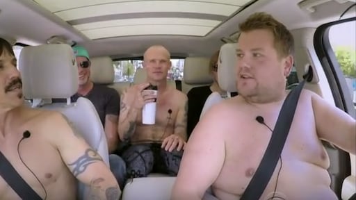 Lachen! Red Hot Chili Peppers geven zich bloot tijdens Carpool Karaoke