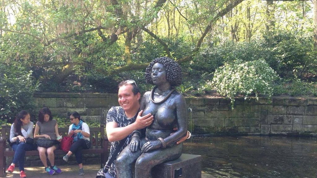 Ophef om beeld naakte Afrikaanse vrouw Keukenhof: 'Racistisch én seksistisch'