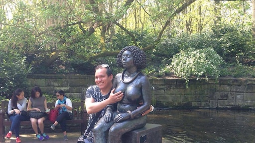 Ophef om beeld naakte Afrikaanse vrouw Keukenhof: 'Racistisch én seksistisch'