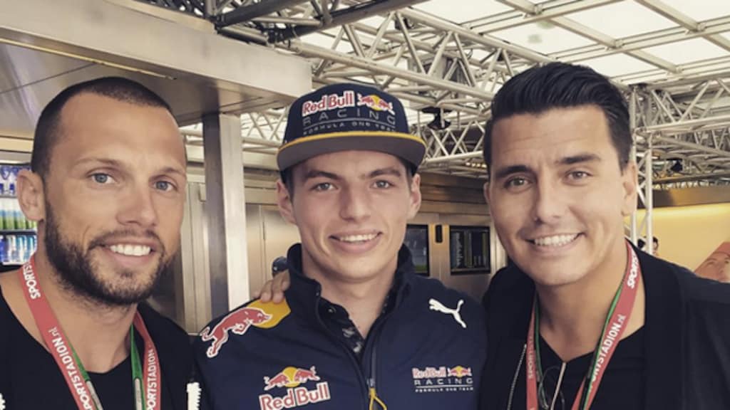 Jan Smit en John Heitinga moedigen Max Verstappen aan