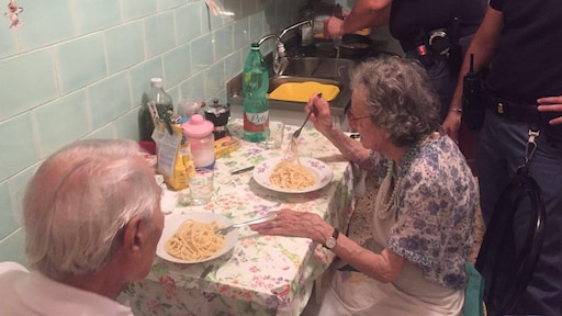 Italiaanse politie kookt pasta voor eenzaam koppel