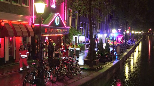 Amsterdam treedt op tegen lallende groepen toeristen op de Wallen