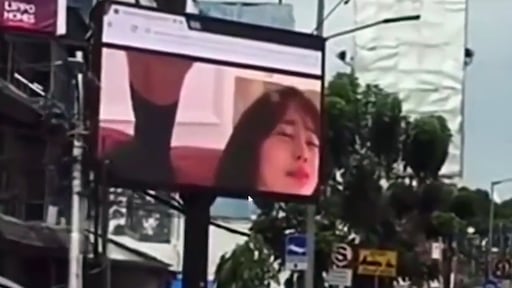 Verboden porno op reclamescherm in Jakarta