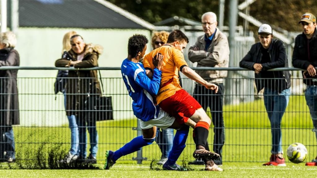 Bezorgde voetbalouders halen kinderen van kunstgras: 'Sneu, maar noodzakelijk'
