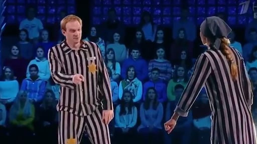Kunstschaatsen in een Auschwitz-pakje: ophef om 'eerbetoon'