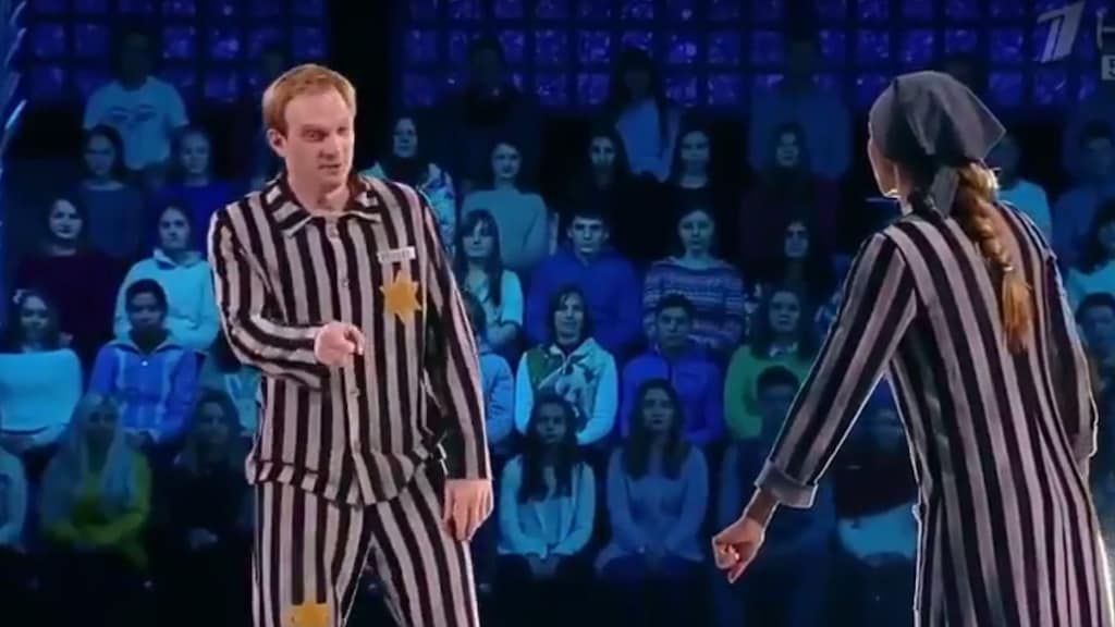 Kunstschaatsen in een Auschwitz-pakje: ophef om 'eerbetoon'