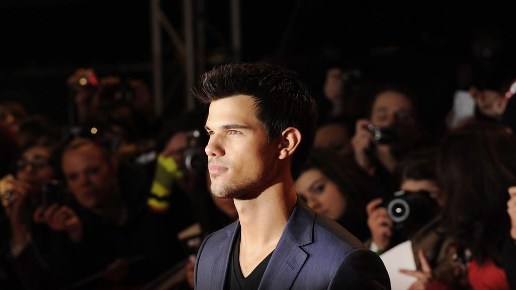 Taylor Lautner zoent Scream Queens-collega
