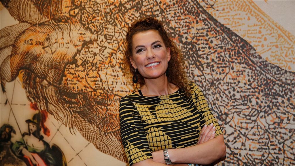 Tatum Dagelet laat zich als bejaarde rijden