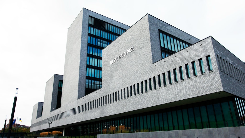 Politie verkocht cryptotelefoons aan criminelen en kon meelezen: honderden arrestaties