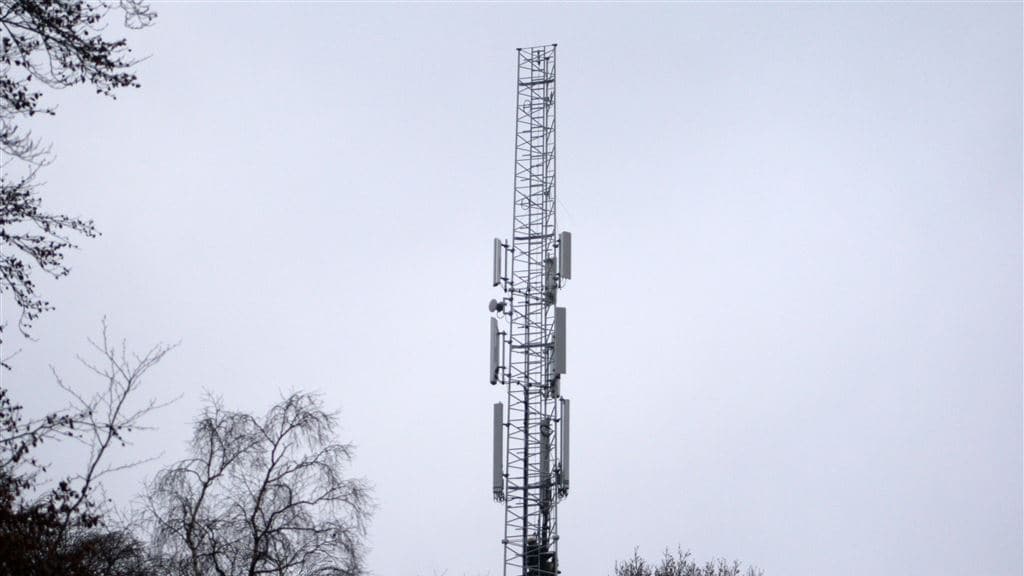 Politie tast in duister over branden zendmasten