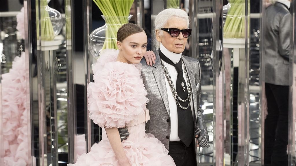 Lily-Rose Depp de bruid van Lagerfeld