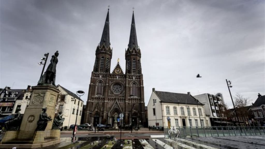 Geen strafzaak om pornofilm Kim Holland in kerk: 'Het kan kennelijk allemaal'