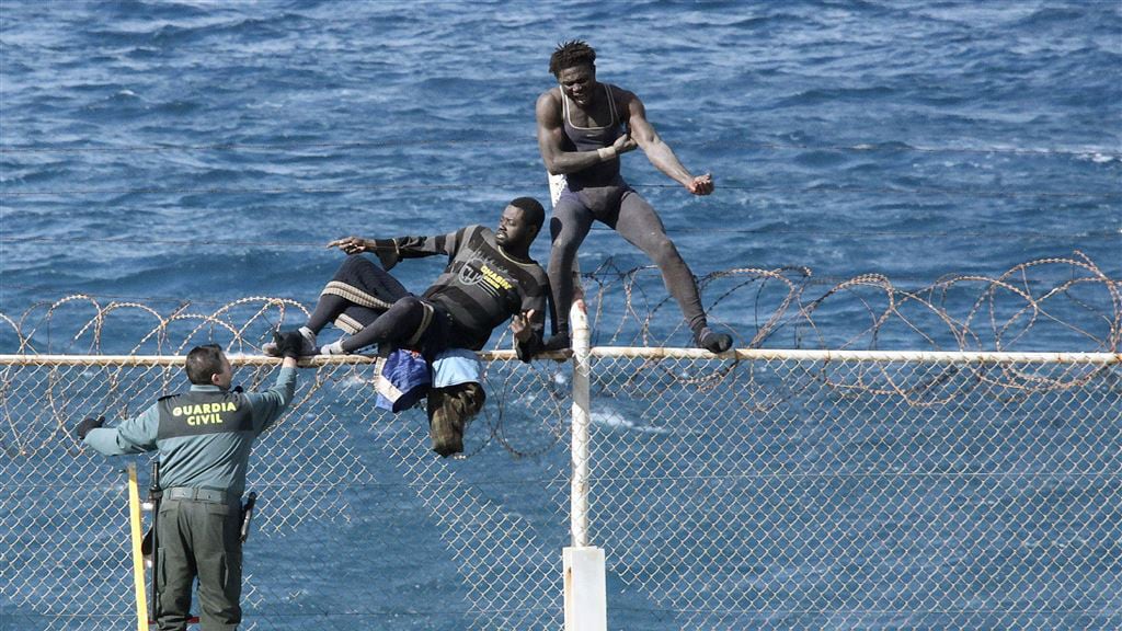 Honderden migranten bestormen hek Ceuta om Spanje in te komen