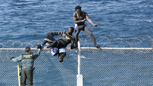 Honderden migranten bestormen hek Ceuta om Spanje in te komen