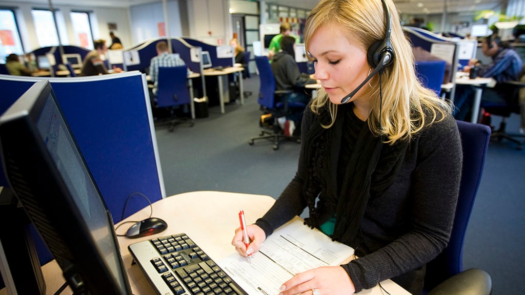 Callcentermedewerkers spuwen hun gal: 'Sommige klanten beginnen al boos'