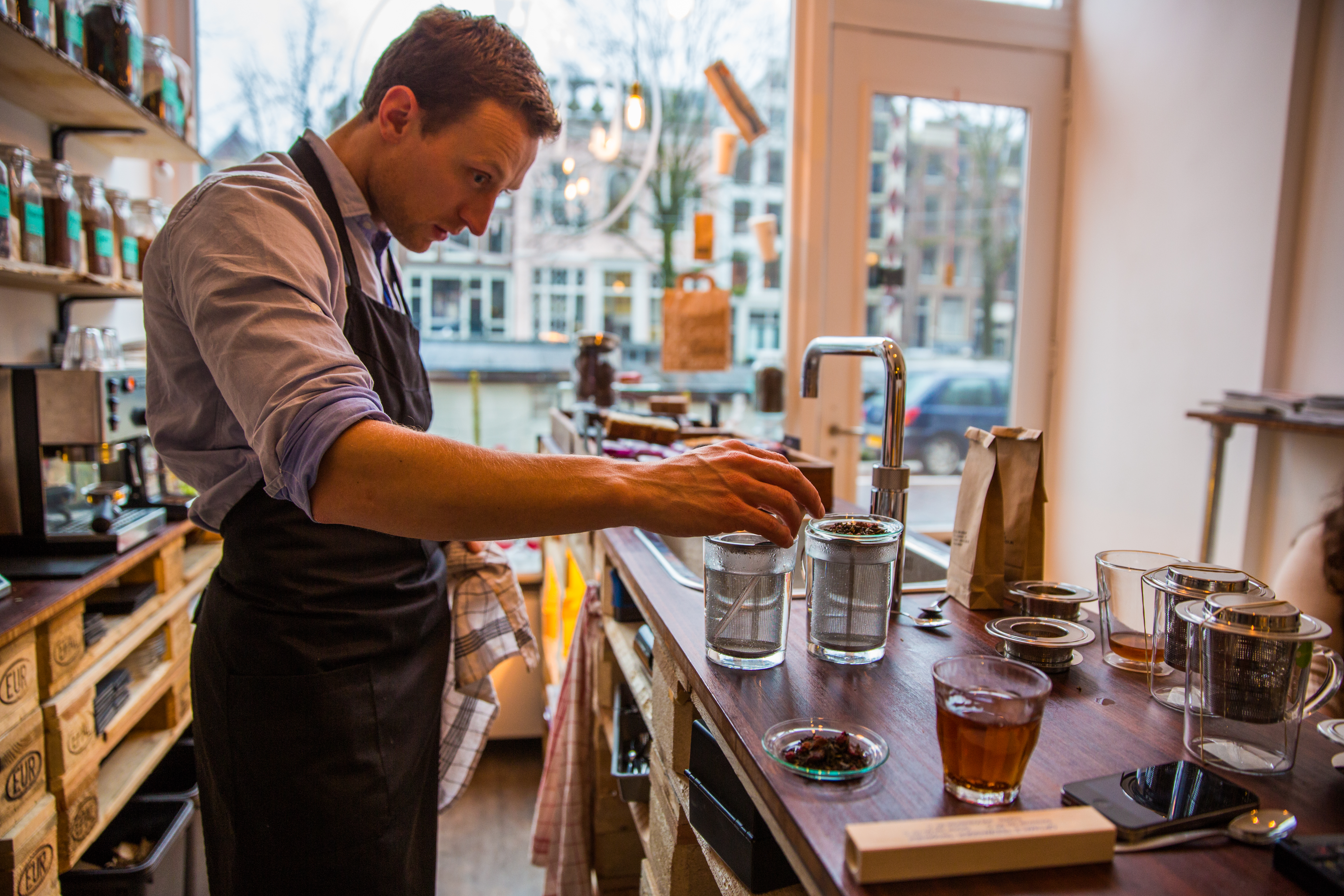 Fordi en marinesoldat åpnet en tebutikk