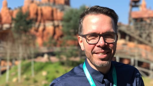 Michiel Veenstra extreem blij over 25-jarig Disneyland: 'Hoogtepunt van mijn leven'