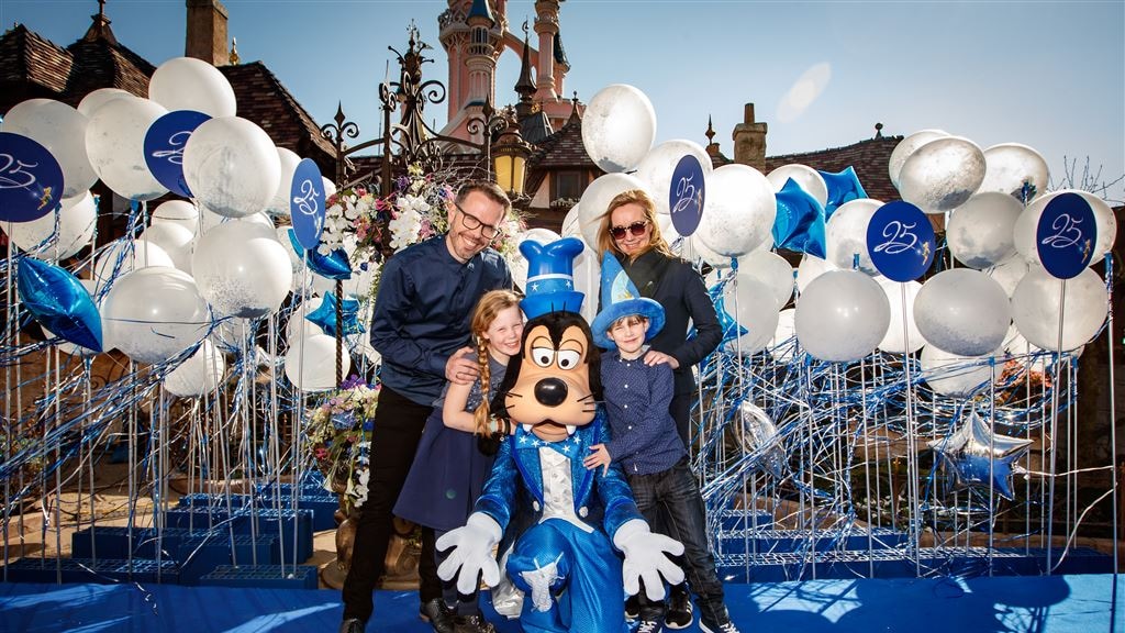 Michiel Veenstra ontdekt Disneyland opnieuw
