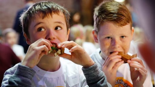 Tineke werd woest om eet- en drinkgeluiden: 'Kon iemand wel knal voor z'n kop geven'