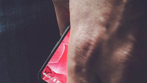 Dubbel zoveel mobieltjes in Belgische cellen: 'Zo lek als een zeef'