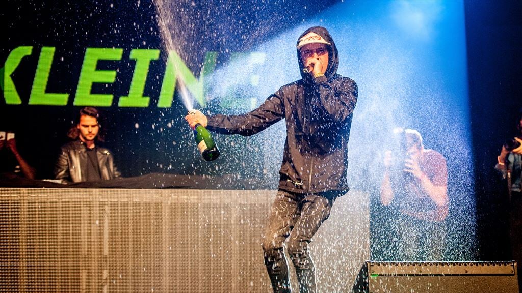 Lil' Kleine strikt Sigrid ten Napel voor clip