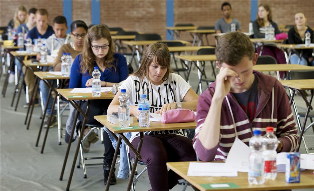 Middelbare scholieren beginnen aan eindexamens