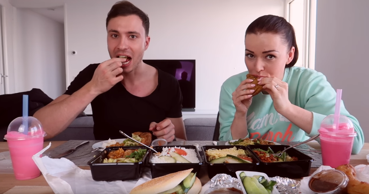 Een halfuur kijken naar smakken en slurpen: 'mukbang' eetvideo's steeds populairder