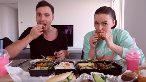 Een halfuur kijken naar smakken en slurpen: 'mukbang' eetvideo's steeds populairder